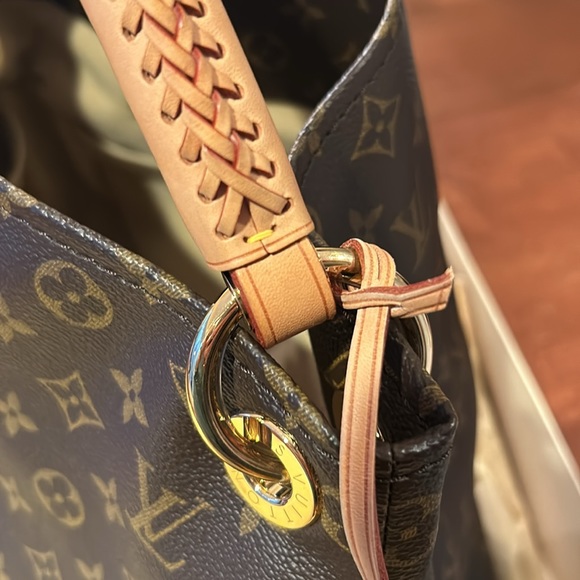 Louis Vuitton
Artsy Handbag Monogram Canvas Mm Hobo Bag - Picture 8 of 10